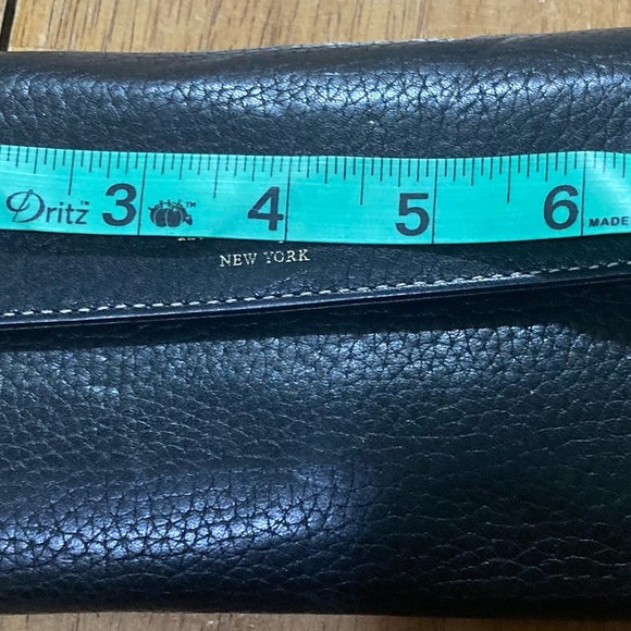 Kate Spade New 🗽 York 7.5” wide 4” tall with 4 bill holders 6 cards slots - Picture 4 of 5